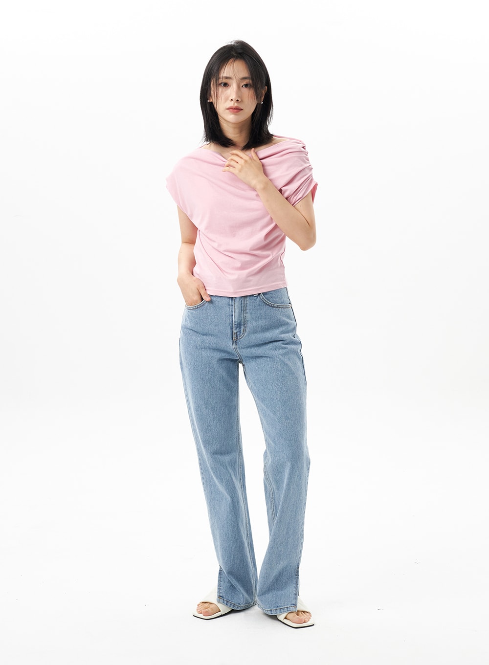 Slit Detail Jeans OU314 in blue, full front shot on model with hand on chest, straight-fit high-waist light blue denim, paired with pink ruched top and white sandals.