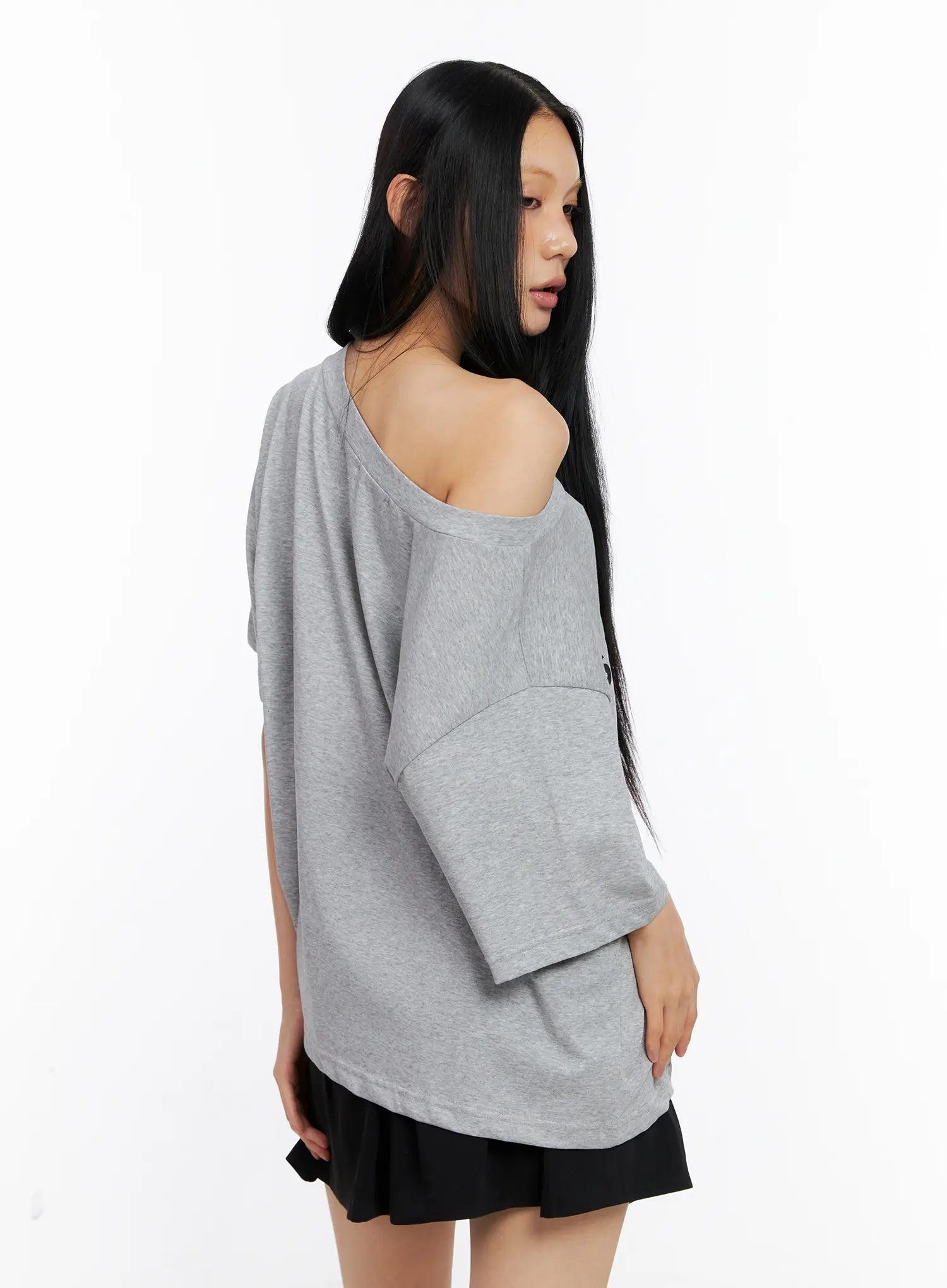 off-shoulder-relaxed-fit-graphic-tee-cl530