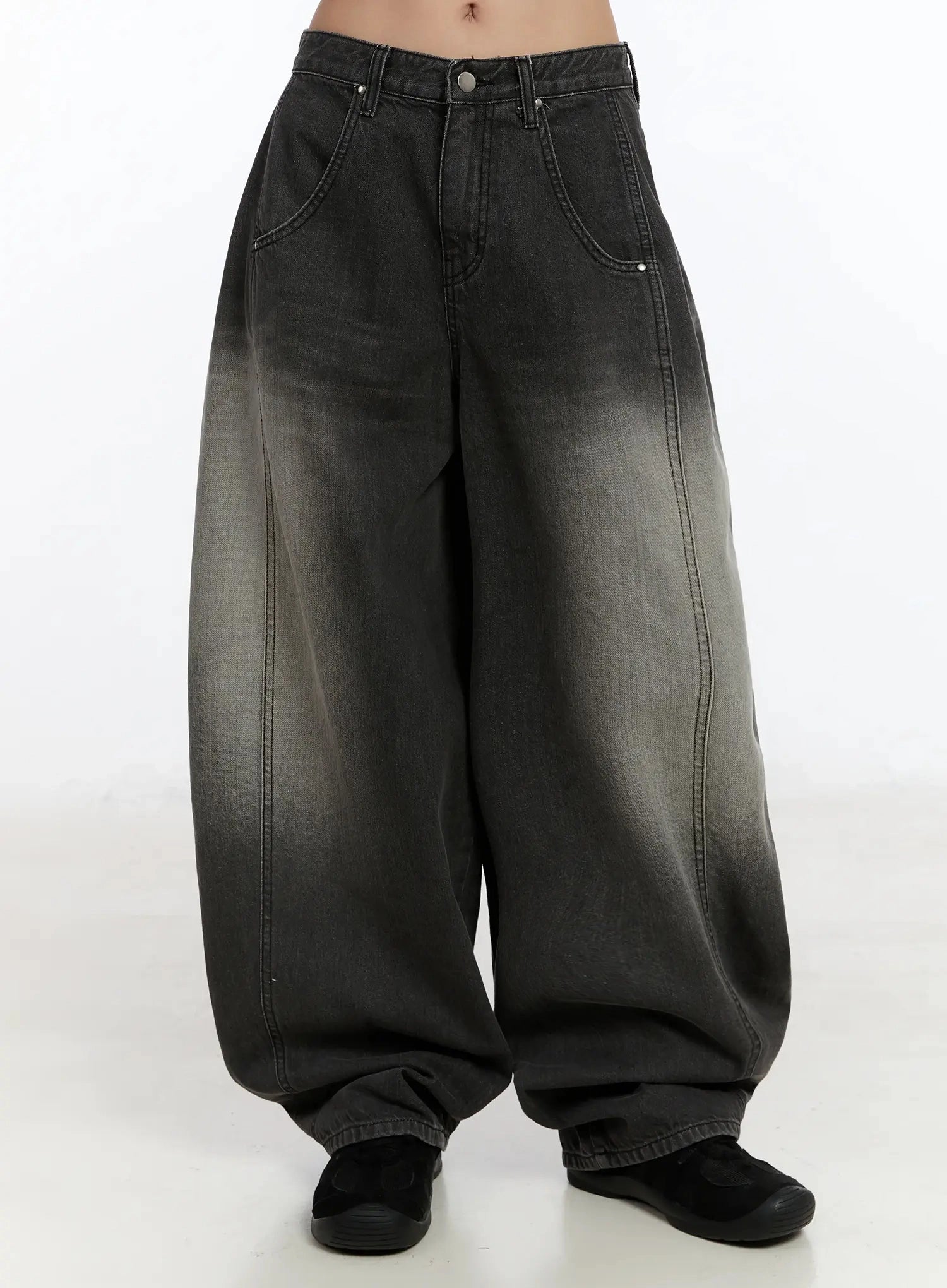 yunho-oversized-wing-print-jeans-if526