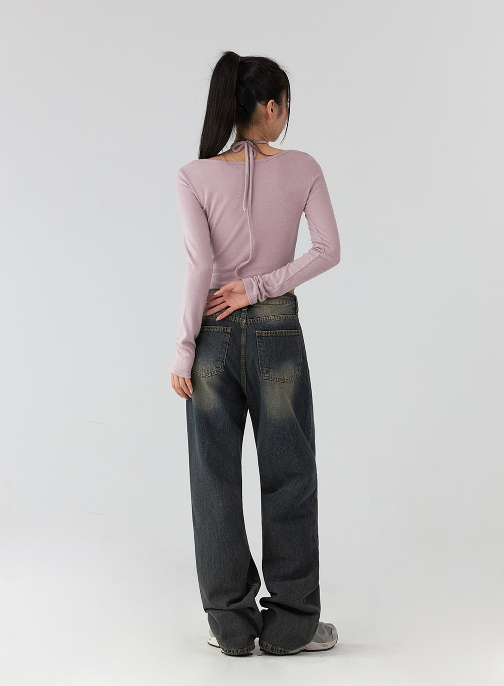 Wide Leg Jeans CD322 in dark blue, full back view on model, washed denim with amber fading, back patch pockets visible, wide leg silhouette with stacked hem, styled with pink long-sleeve crop top.