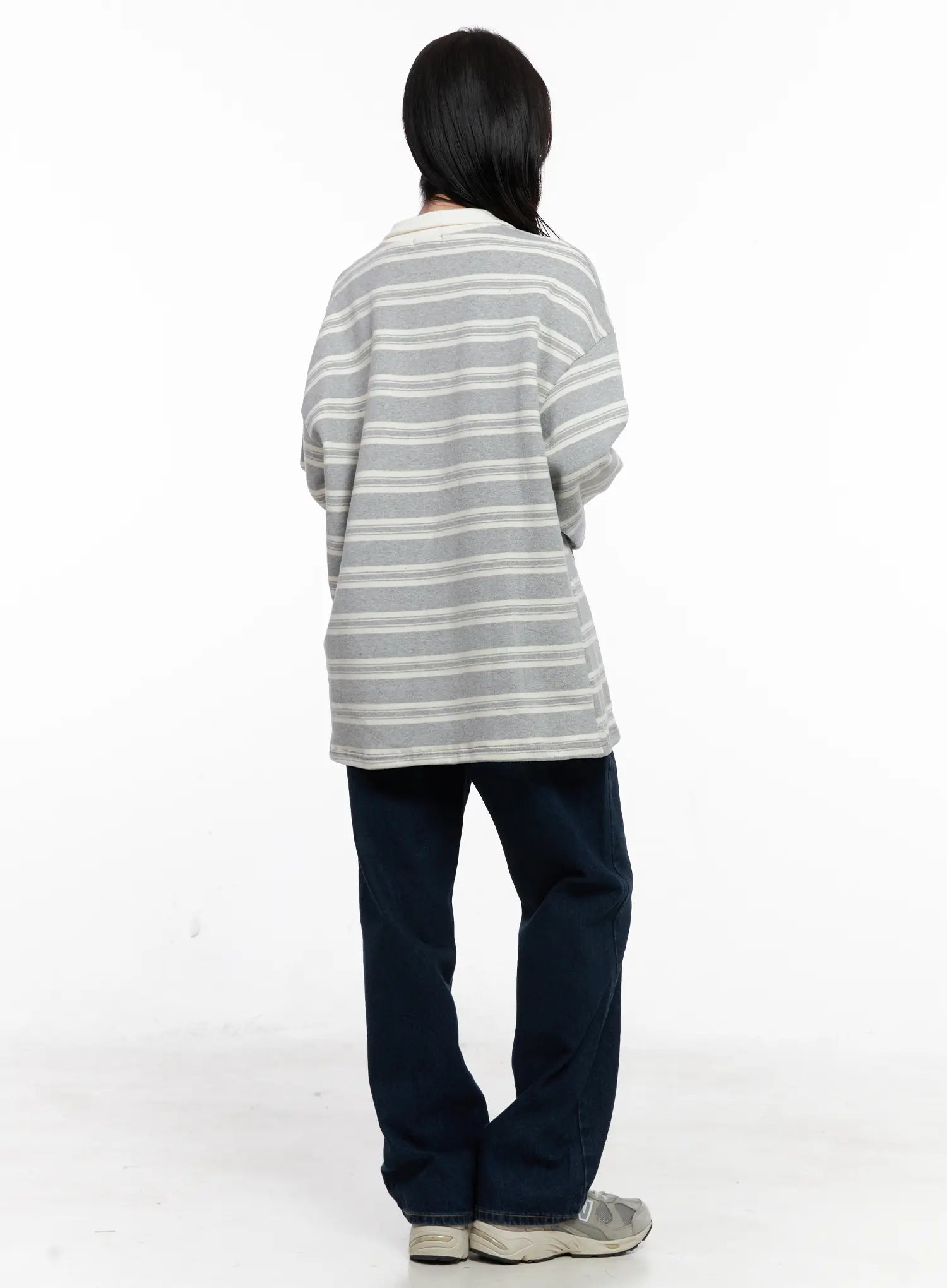 Shiloh Washed Semi-Wide Jeans CO524 in dark blue, back full-body styling shot on model wearing oversized striped top, wide cotton leg visible from behind, sneakers.
