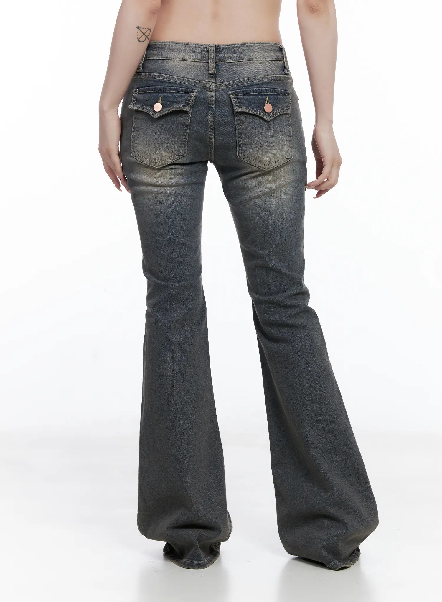Sumin Low-Rise Flare Hip Pad Jeans CG529 in gray, full back view on model, flared hem silhouette, dual back flap pockets with rose gold buttons, washed low-rise fit.