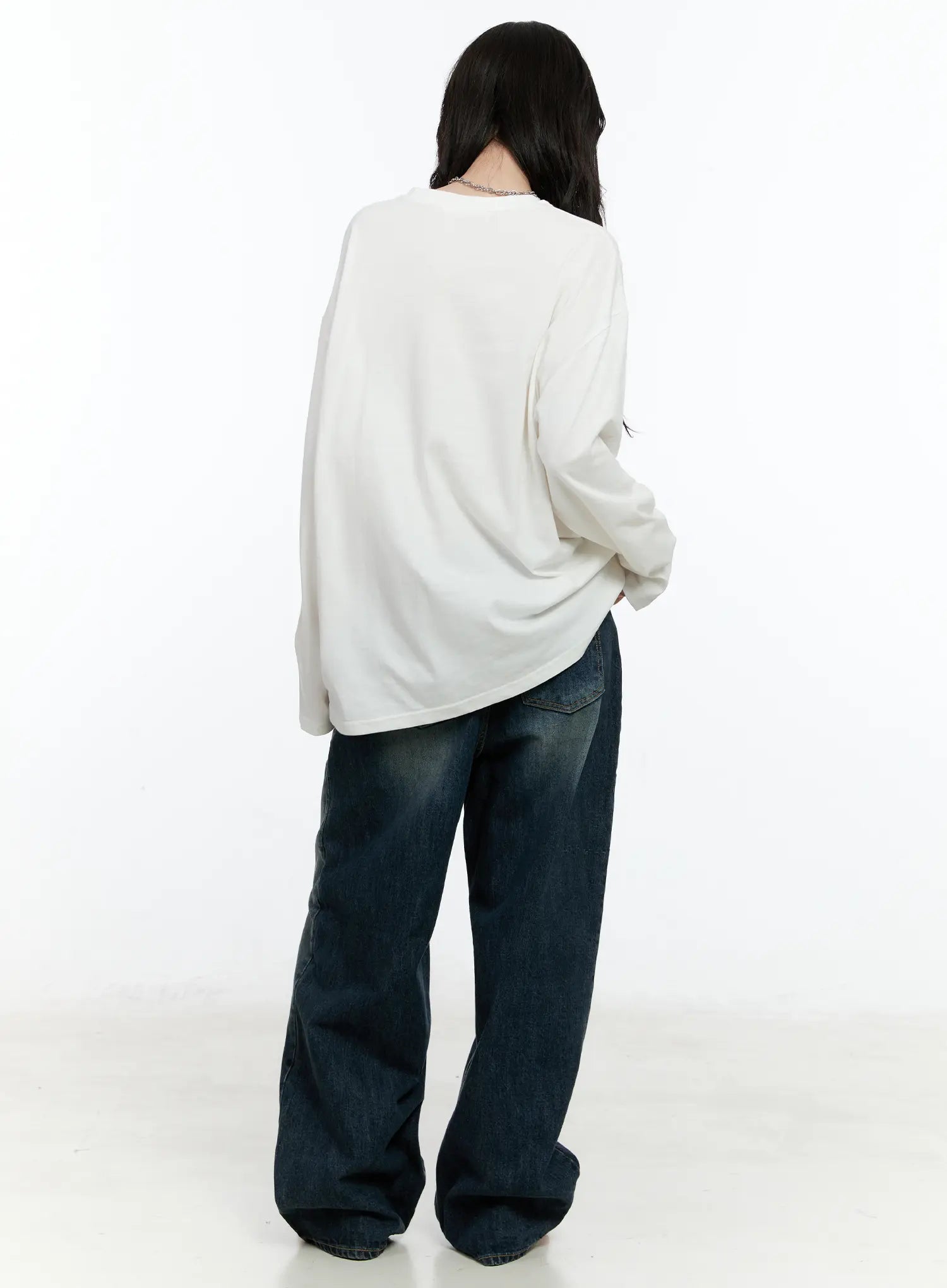 Hunter Washed Wide Leg Jeans CN517 in dark blue, back full-body on model, showing back waistband and wide-leg hem pooling, paired with white oversized long-sleeve tee.