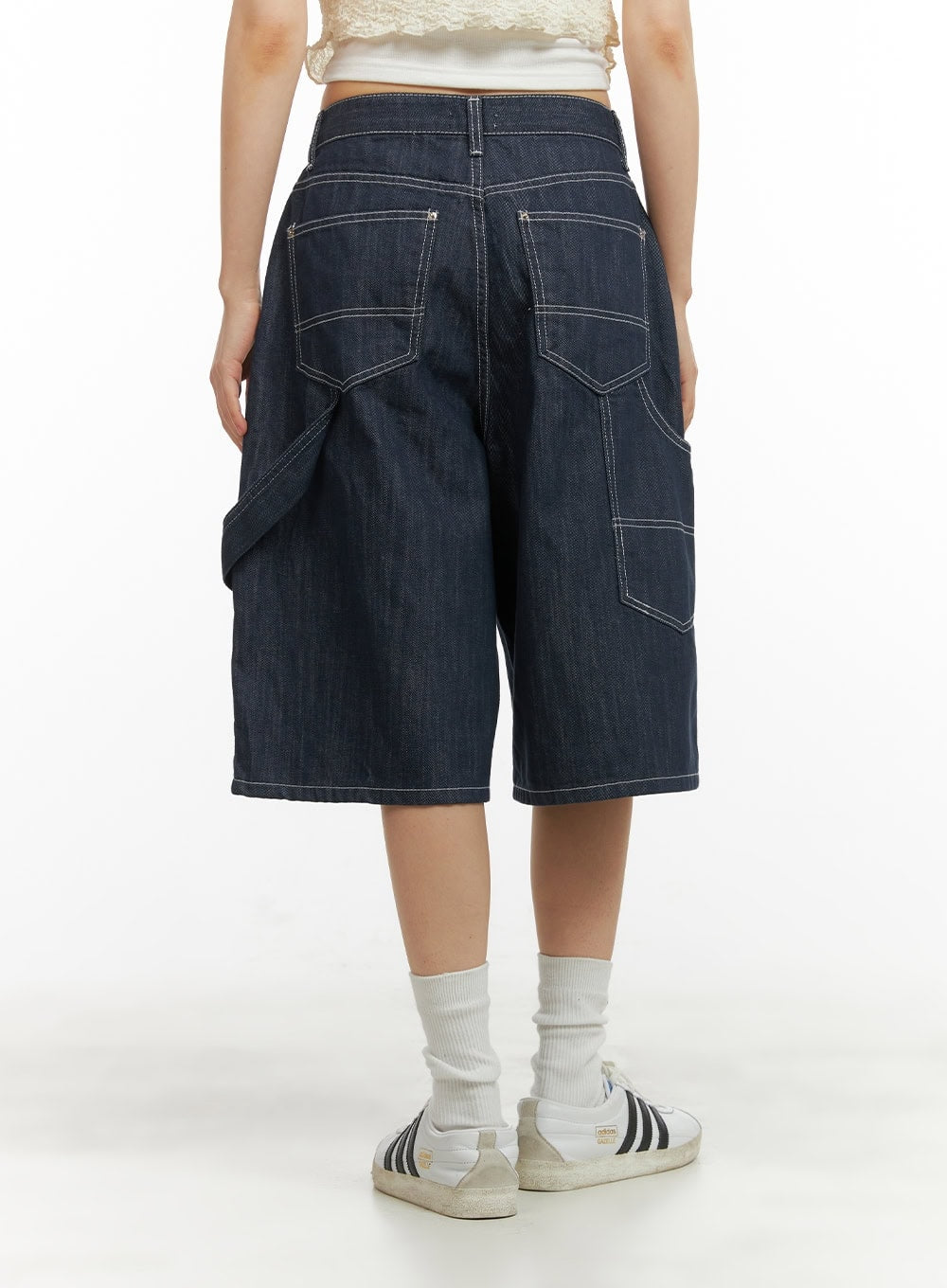 Solid Wide-Leg Bermuda Jorts CY414 in dark blue, back mid-shot on model, showcasing two back patch pockets with contrast topstitching and wide-leg silhouette, paired with white sneakers.