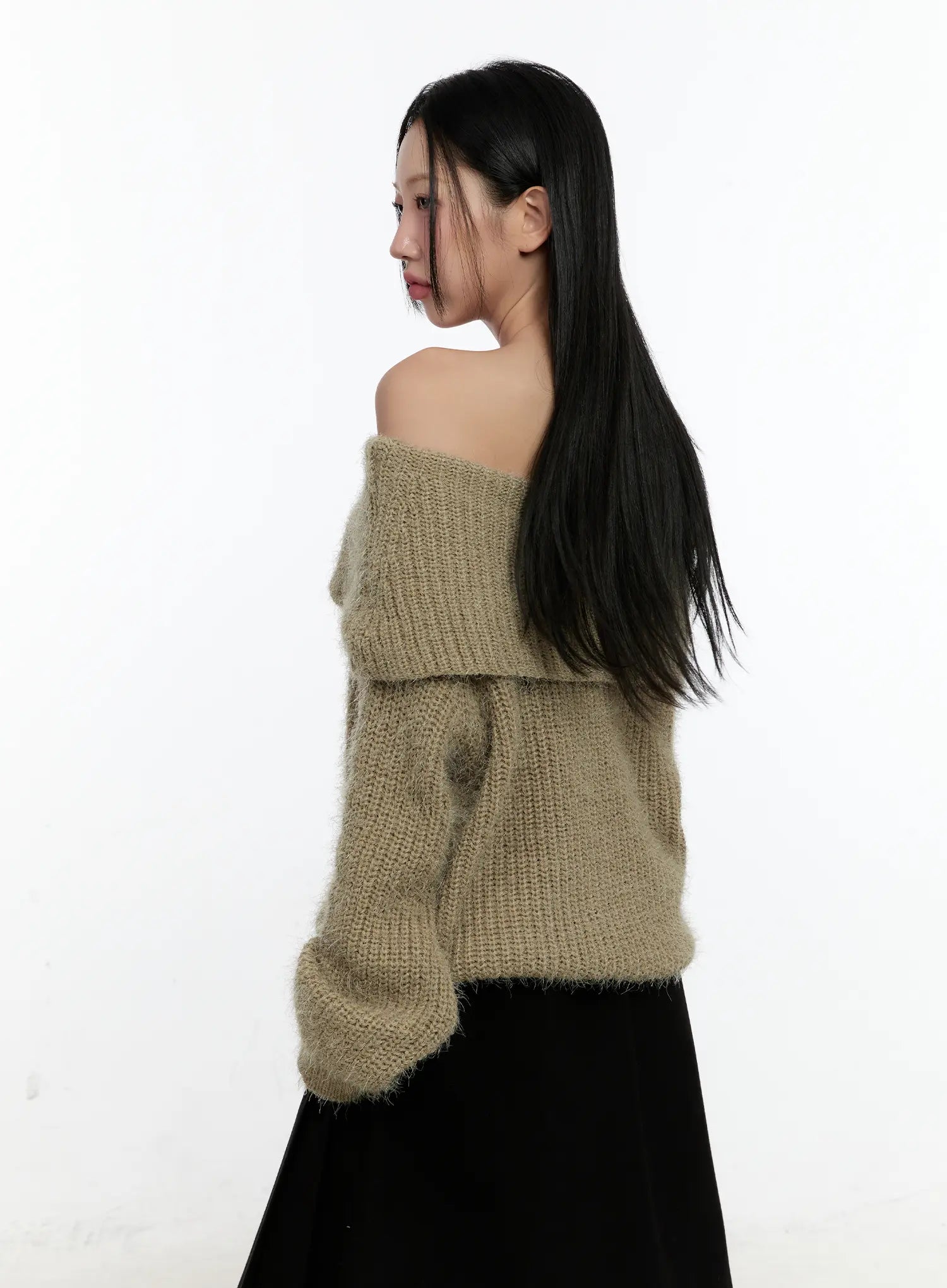 loose-fit-off-shoulder-knit-sweater-cn505