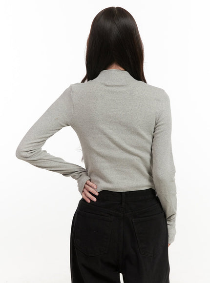 chic-graphic-crop-turtleneck-on429