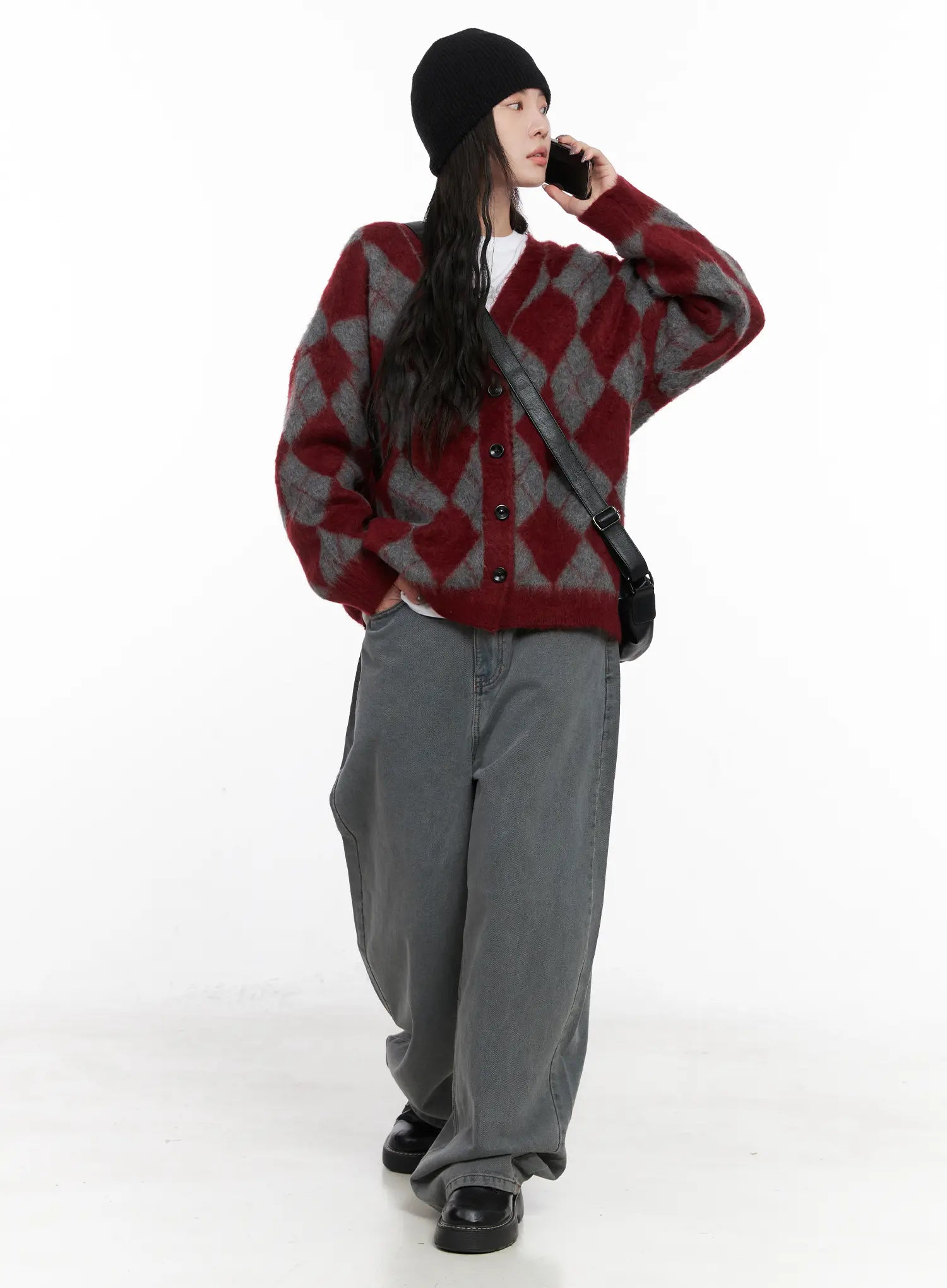 Odet Wide-Leg Balloon Jeans CN512 in blue, full-body styling shot, model wearing argyle knit cardigan, black beanie, and crossbody bag, showcasing acubi casual look.