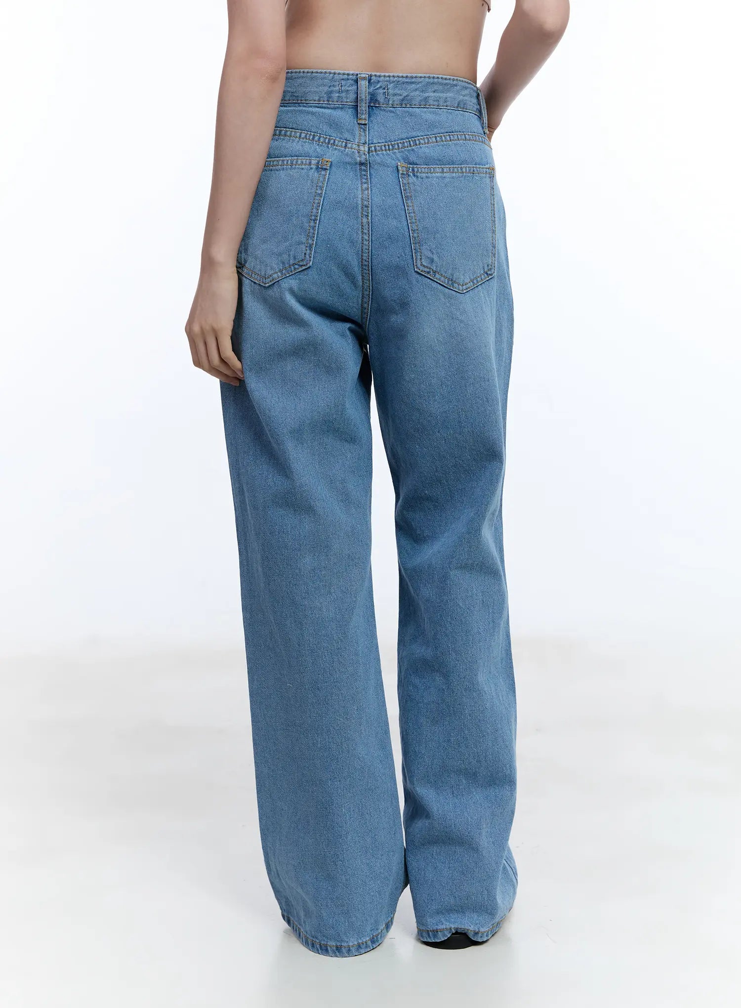 Jisoo Straight-Fit Jeans CU513 in blue, back waist-down close-up on model, wide-fit washed denim highlighting back yoke, stitched back pockets, and straight wide leg.