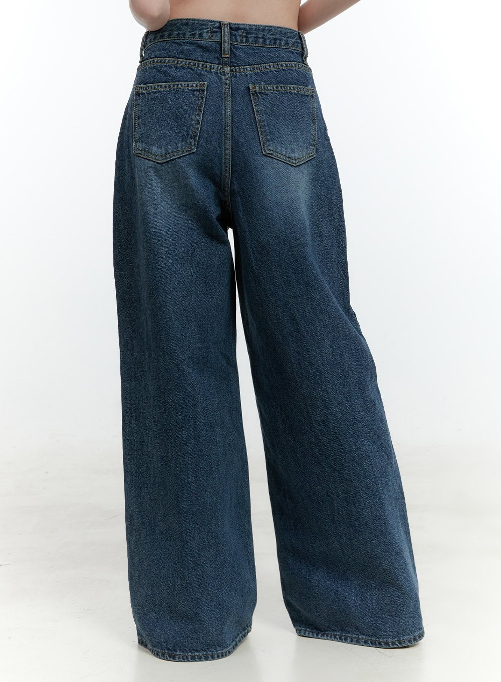 Klaudia Wide-Leg Jeans CF503 in blue, back close-up on model, high-waist washed denim showing dual back pockets and wide-leg silhouette with subtle fading detail.