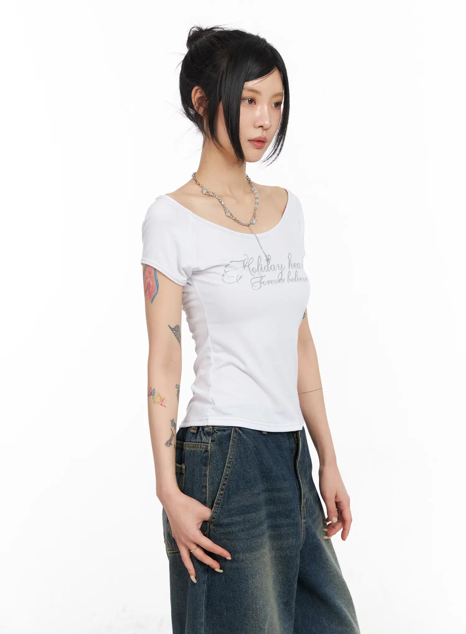 deep-u-neck-graphic-tee-cm516
