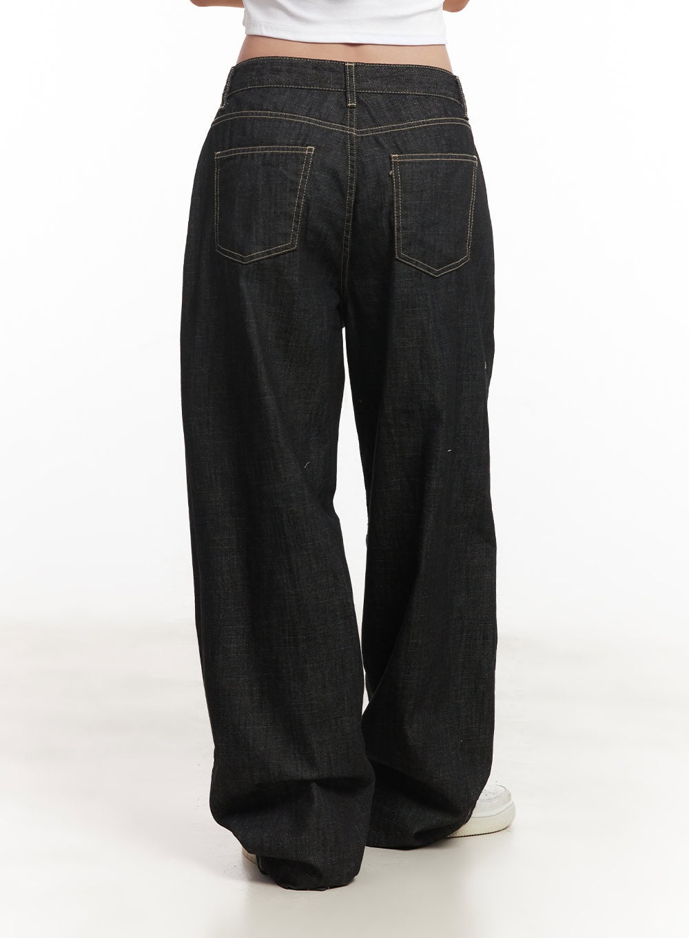 Fenna Baggy Jeans CA529 in black, back close-up on model, detail of dual patch pockets, contrast stitching, and low-rise waistband in dark cotton denim.