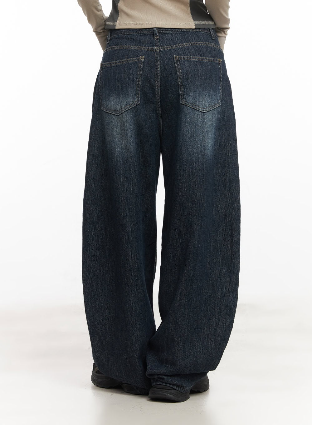 Renna Baggy Jeans CA521 in dark blue, back close-up waist-to-hem on model, washed denim highlighting back patch pockets with contrast stitching and voluminous balloon leg.