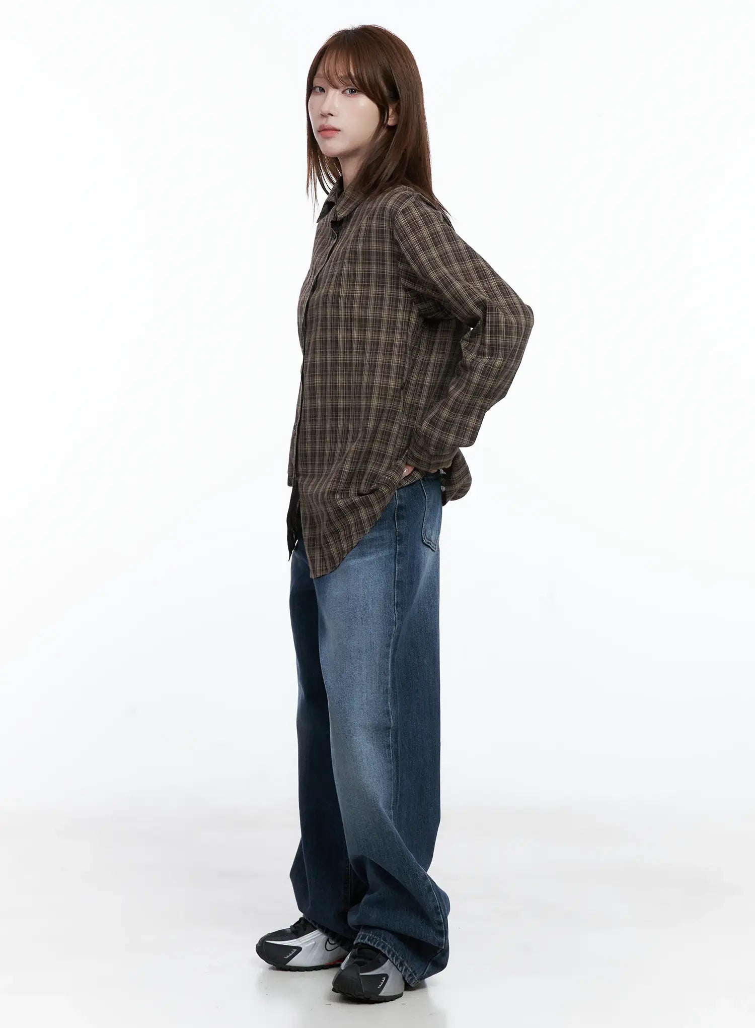 Beny Washed Wide-Leg Jeans CC1908 in dark blue, side view on model in brown plaid shirt, hands on hips, wide-leg cotton denim with washed finish, full-length silhouette.