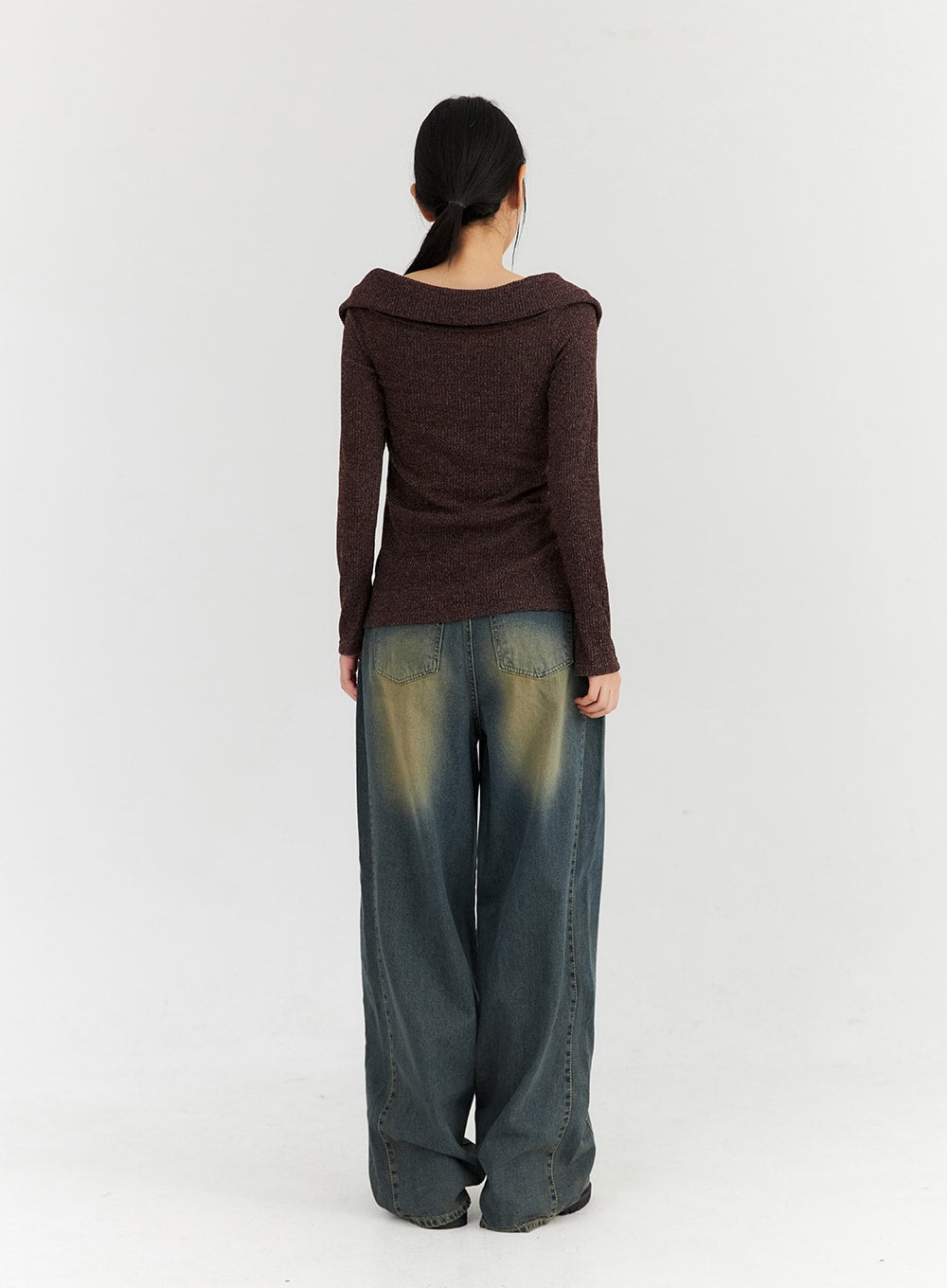 Washed Wide Leg Jeans CN315 in dark blue, back full-length view on model, showing rear pockets with yellow-faded wash, wide leg silhouette and floor-length hem.