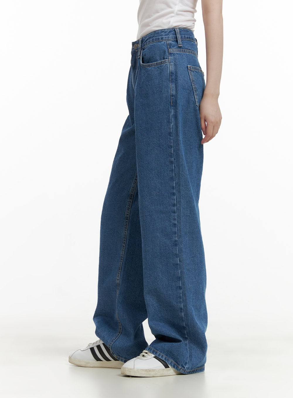 Blue Straight Leg Jeans CY428 in blue, side close-up on model, wide-fit washed cotton denim highlighting straight leg line and side seam detail, white tee and sneakers.