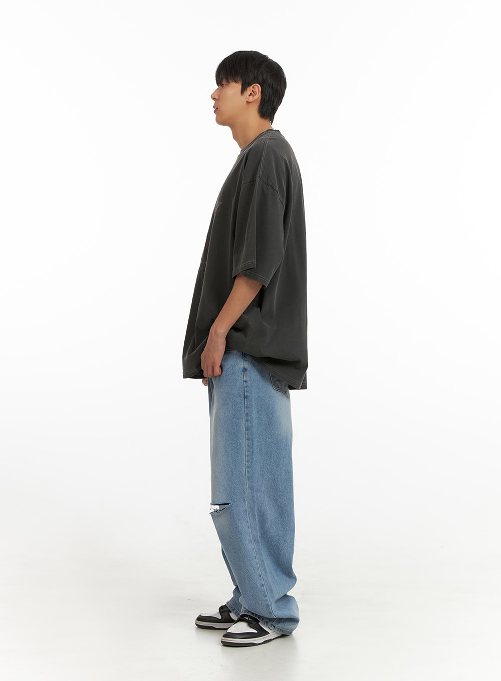 Men's Cut Out Baggy Jeans IU419 in blue, side profile full-length view on model, baggy wide-leg washed denim with knee cut-out, styled with charcoal oversized tee and sneakers.