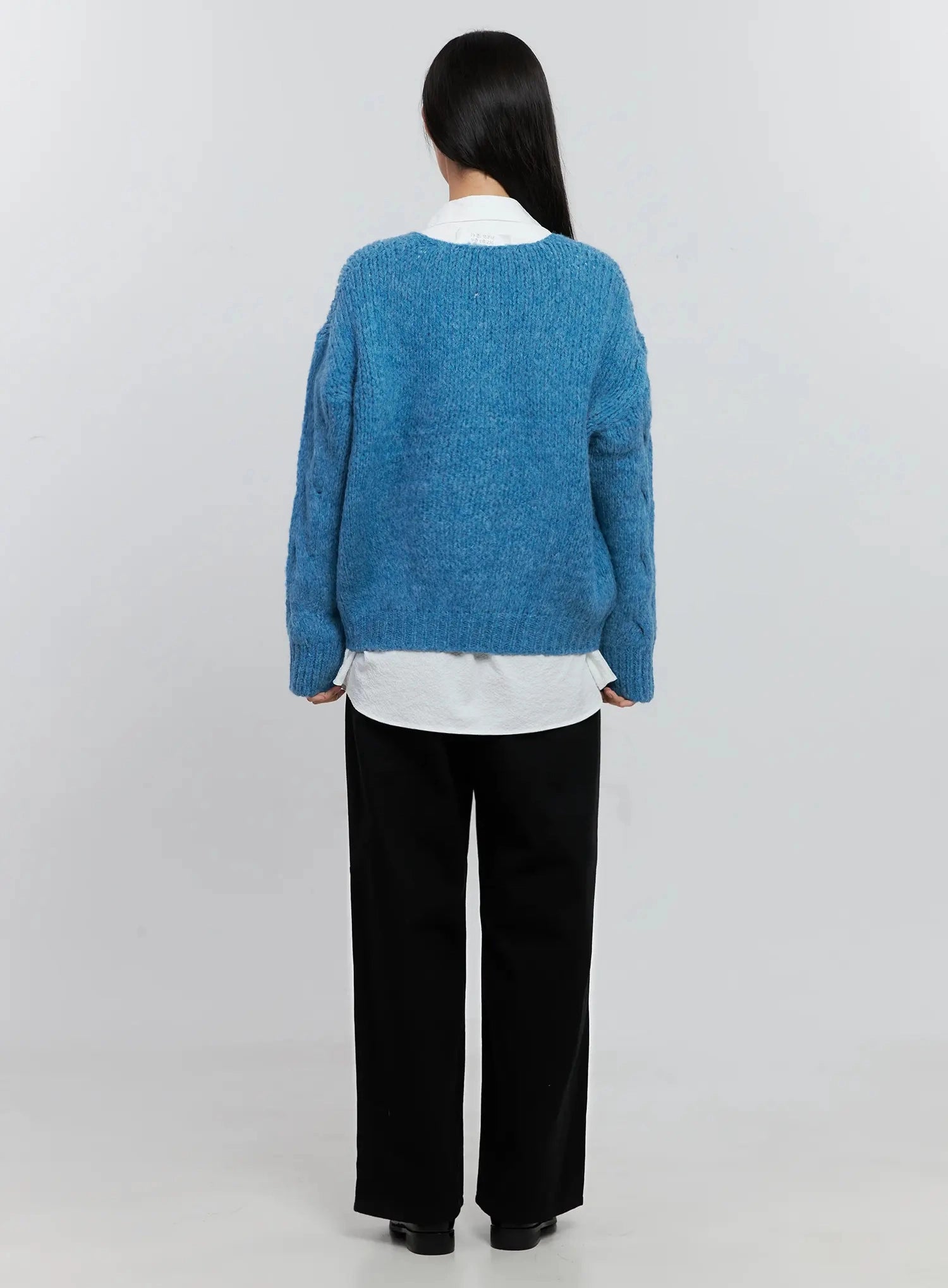 cable-knit-v-neck-sweater-is516