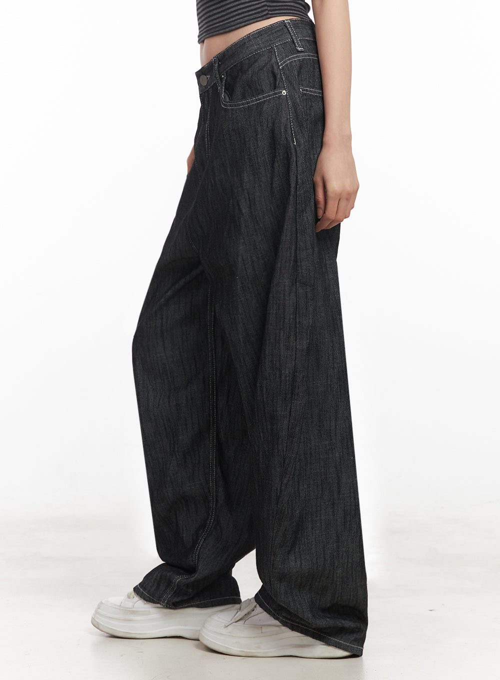 Lilli Wide-Leg Baggy Jeans IY516 in Black, side view product-style on model, full-length showing balloon-leg drape, contrast topstitching on cotton denim, white sneakers at pooled hem.