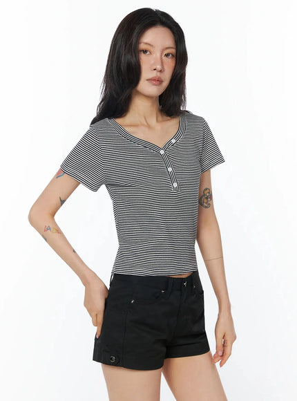 striped-button-detail-top-iu509