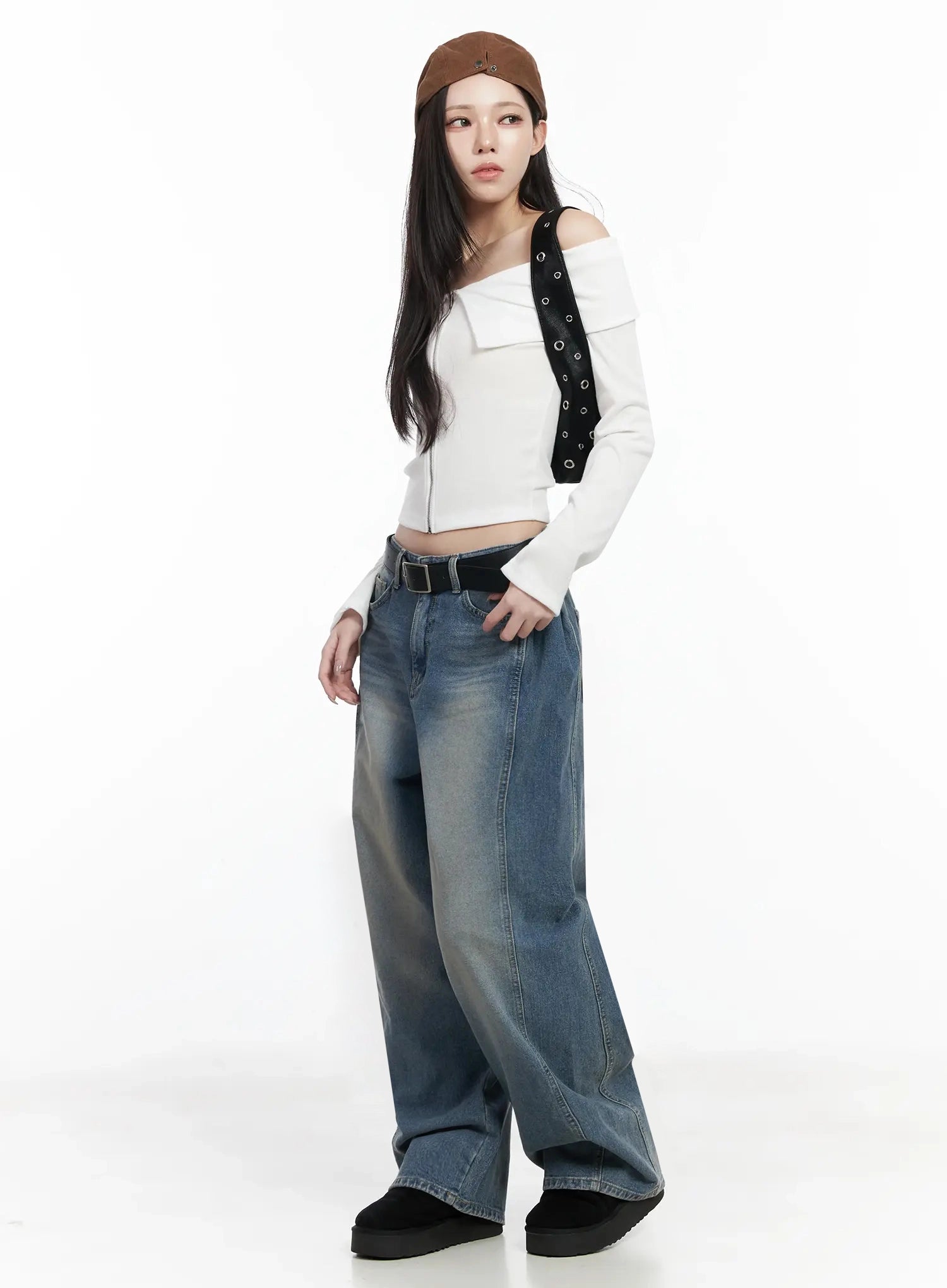 eyelet-strap-square-shoulder-bag-im506