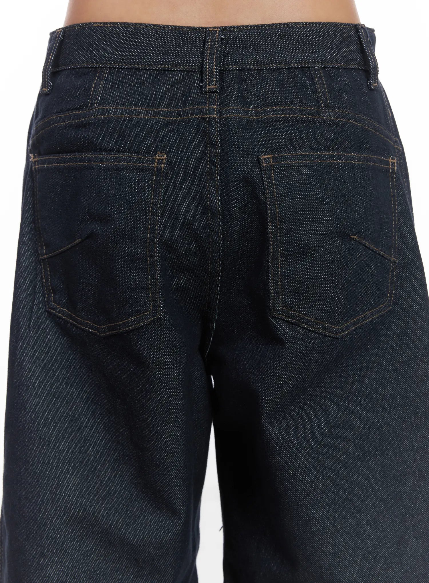 Mingyu Wide Jeans CJ512 in dark blue, macro close-up of back pockets, showcasing contrast golden-tone stitching detail on twin patch pockets and waistband construction.