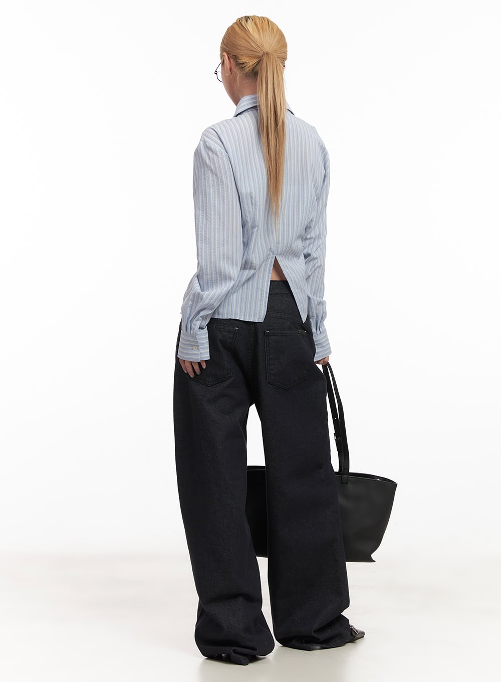 Julianna Baggy Jeans CM505 in black denim, back full outfit shot on model, floor-length wide leg with rear pockets visible, paired with blue striped shirt and black tote bag.