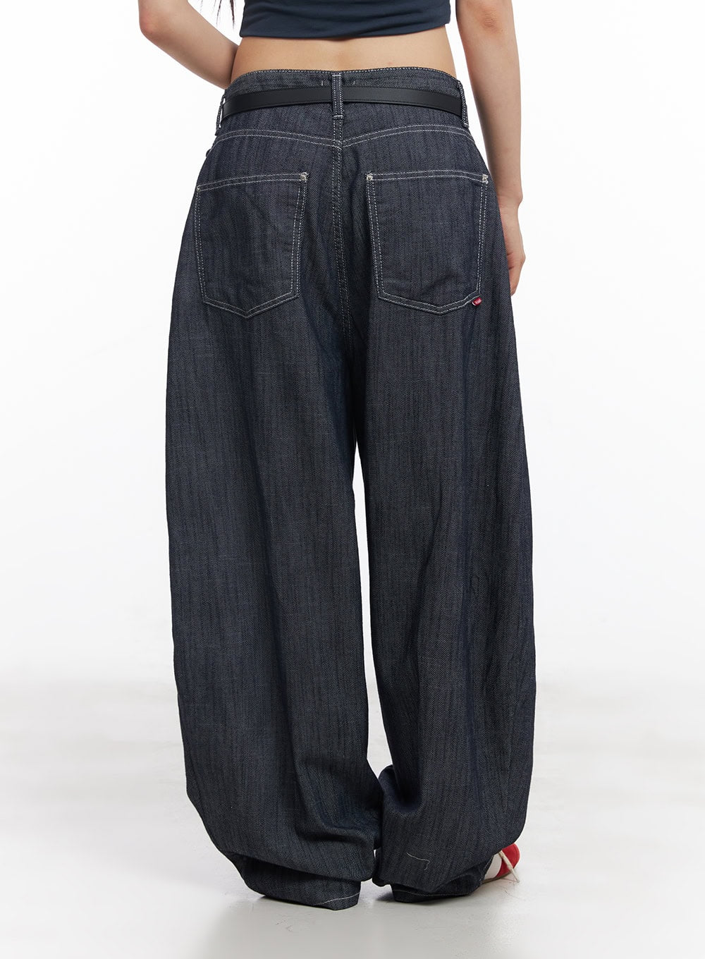 Isabel No-Fade Baggy Jeans CY514 in dark blue, back close-up waist-to-hem on model, showing dual back patch pockets, red brand tab, contrast stitching, and voluminous balloon leg.
