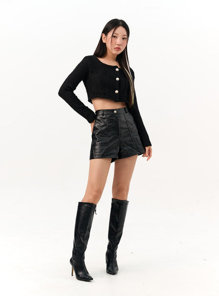 wrinkled-faux-leather-shorts-io317