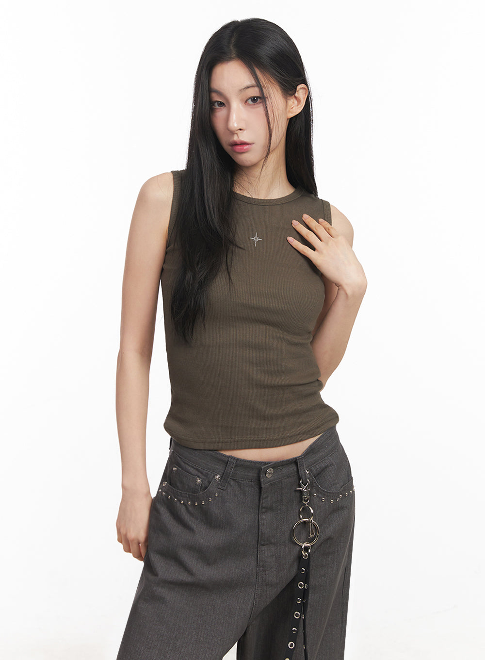 slim-fit-sleeveless-star-graphic-top-iy516