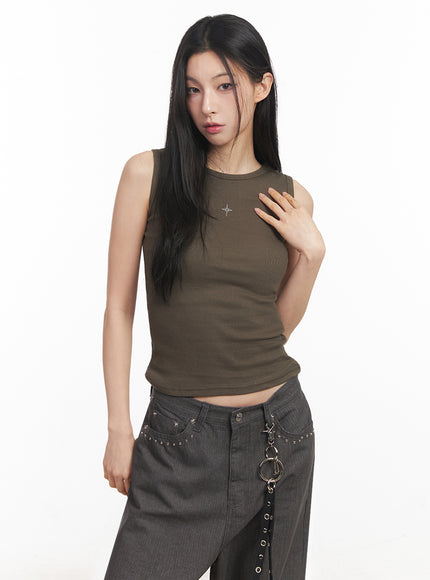 slim-fit-sleeveless-star-graphic-top-iy516