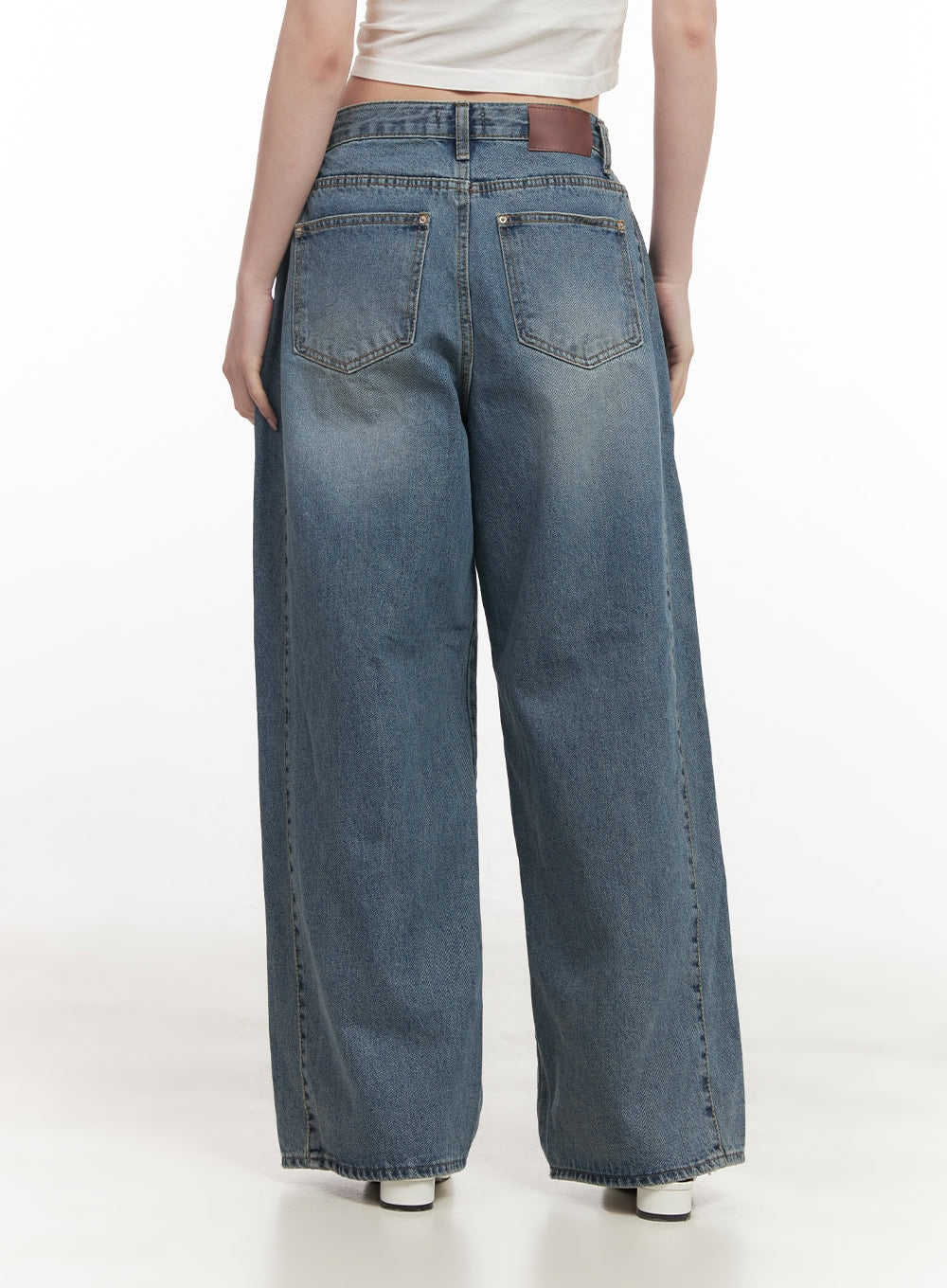 Andrea Wide-Leg Jeans CF514 in blue, back product shot on model, washed denim, dual back pockets with stitching, brown leather label at waistband, wide-leg hem.