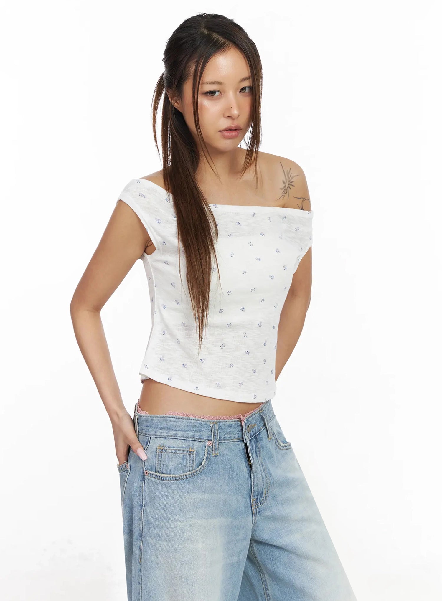 asymmetric-floral-off-shoulder-crop-top-iy514