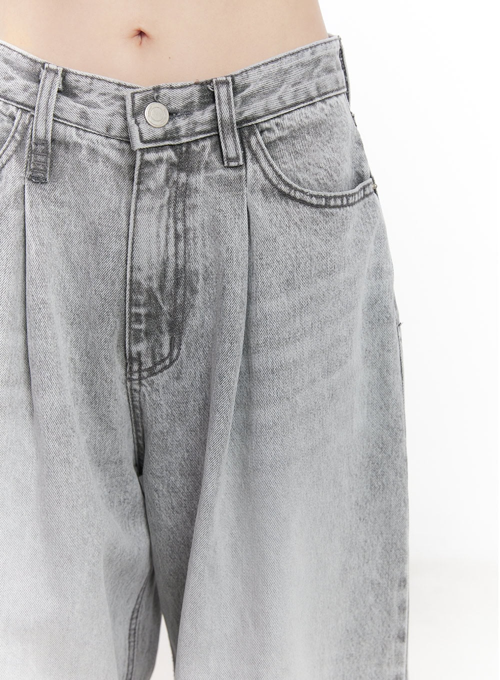 Melisa Washed Wide-Fit Jeans CU506 in gray, waist close-up on model, detailing pintuck pleats, button closure, coin pocket, and washed gradient denim texture at the hip.