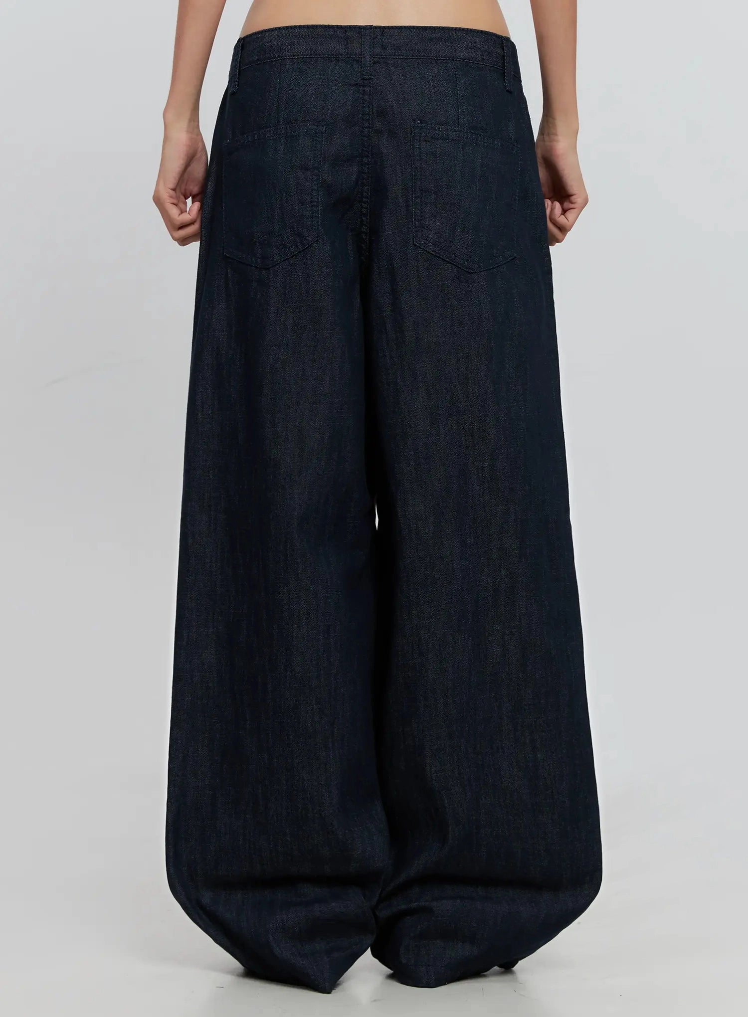 Elio Pintuck Wide-Leg Jeans IS516 in dark indigo, back view from waist down, two patch pockets visible, wide cotton denim leg with slight floor-grazing length.