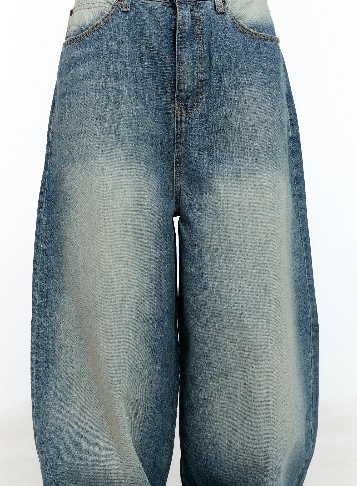 Jiso Baggy Wide Jeans CN517 in blue, close-up front detail shot, washed cotton denim showing coin pocket, waistband stitching, and faded whisker toning across thighs.
