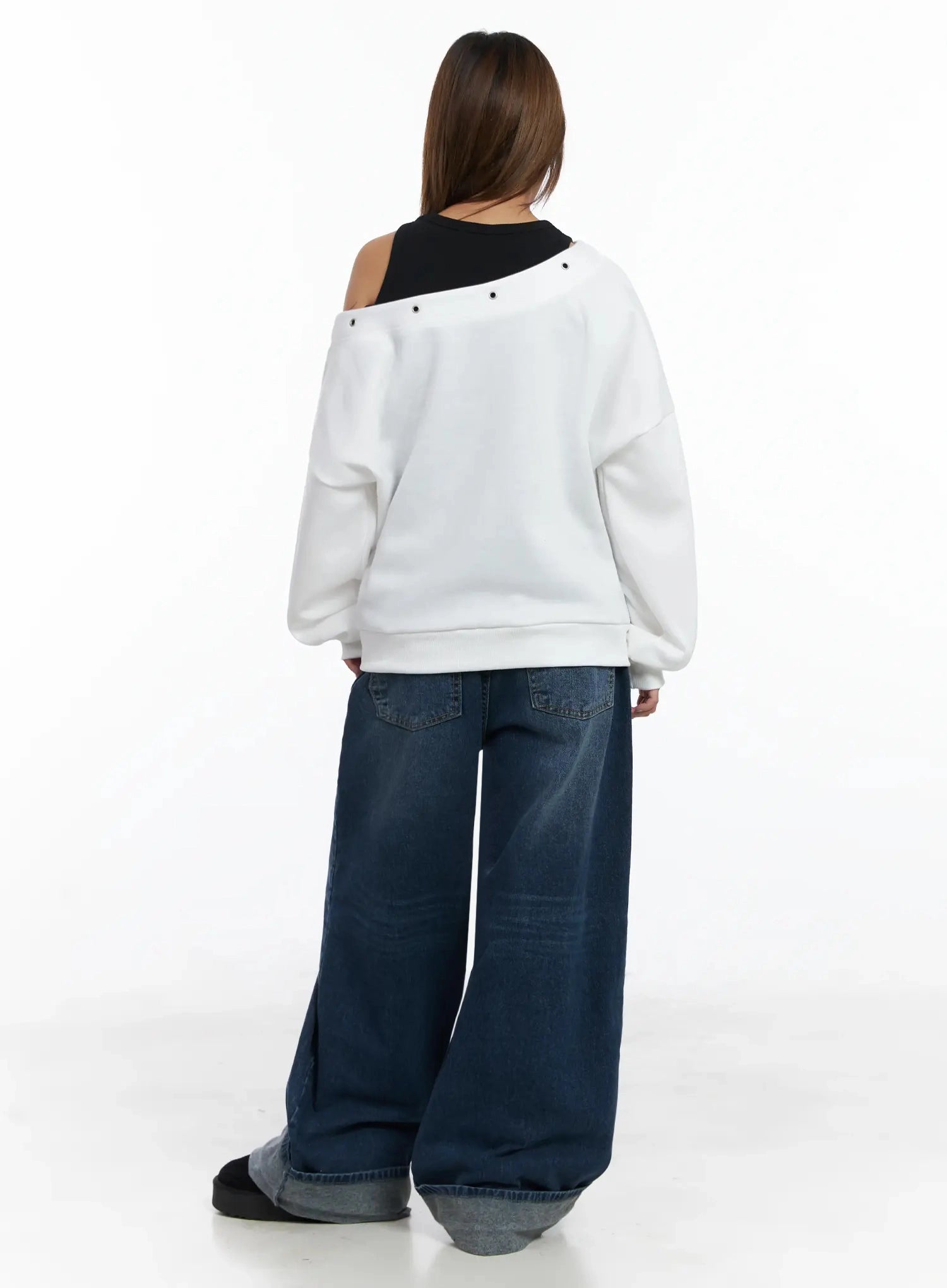 Anahi Baggy Jeans IN528 in blue, back full-length shot on model, showing back patch pockets with button detail and wide washed denim leg with roll-up cuff.