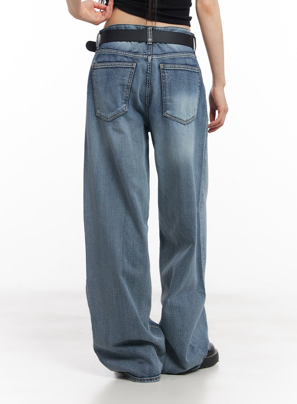 Pauline Wide-Leg Baggy Jeans CY512 in blue, back close-up on model, rear double-pocket stitching detail, washed denim, wide-leg silhouette, black belt.