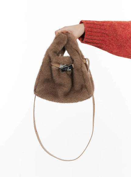 faux-fur-buckle-crossbody-bag-cd501