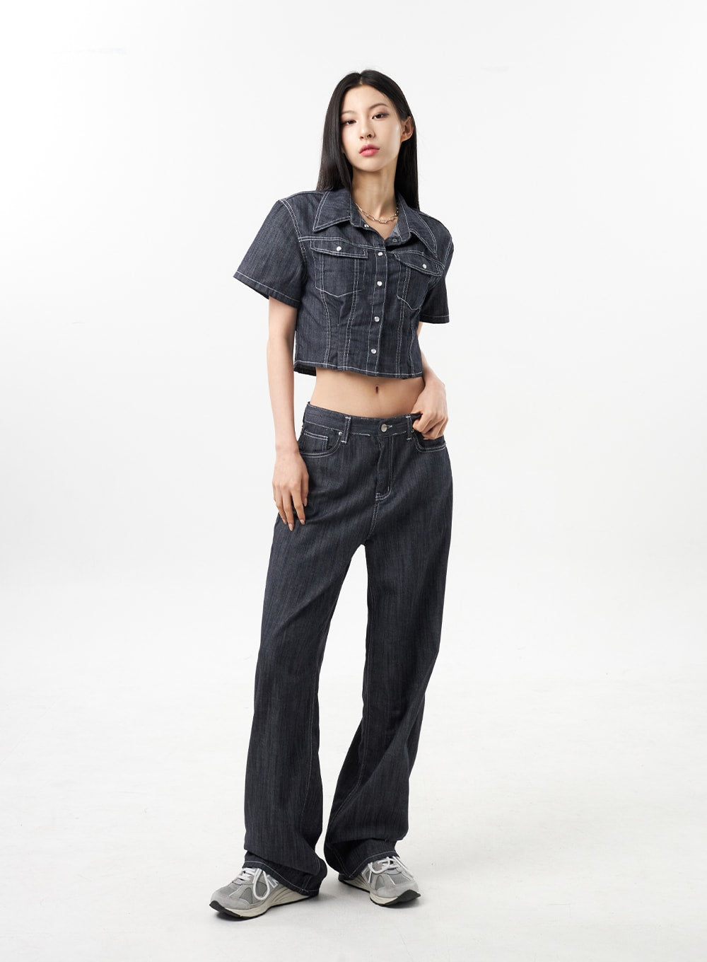Low Rise Wide Pants CU312 in dark grey, full-length front slight-turn view on model, low waist wide-leg denim with contrast stitch, loose silhouette, styled with denim crop top and sneakers.