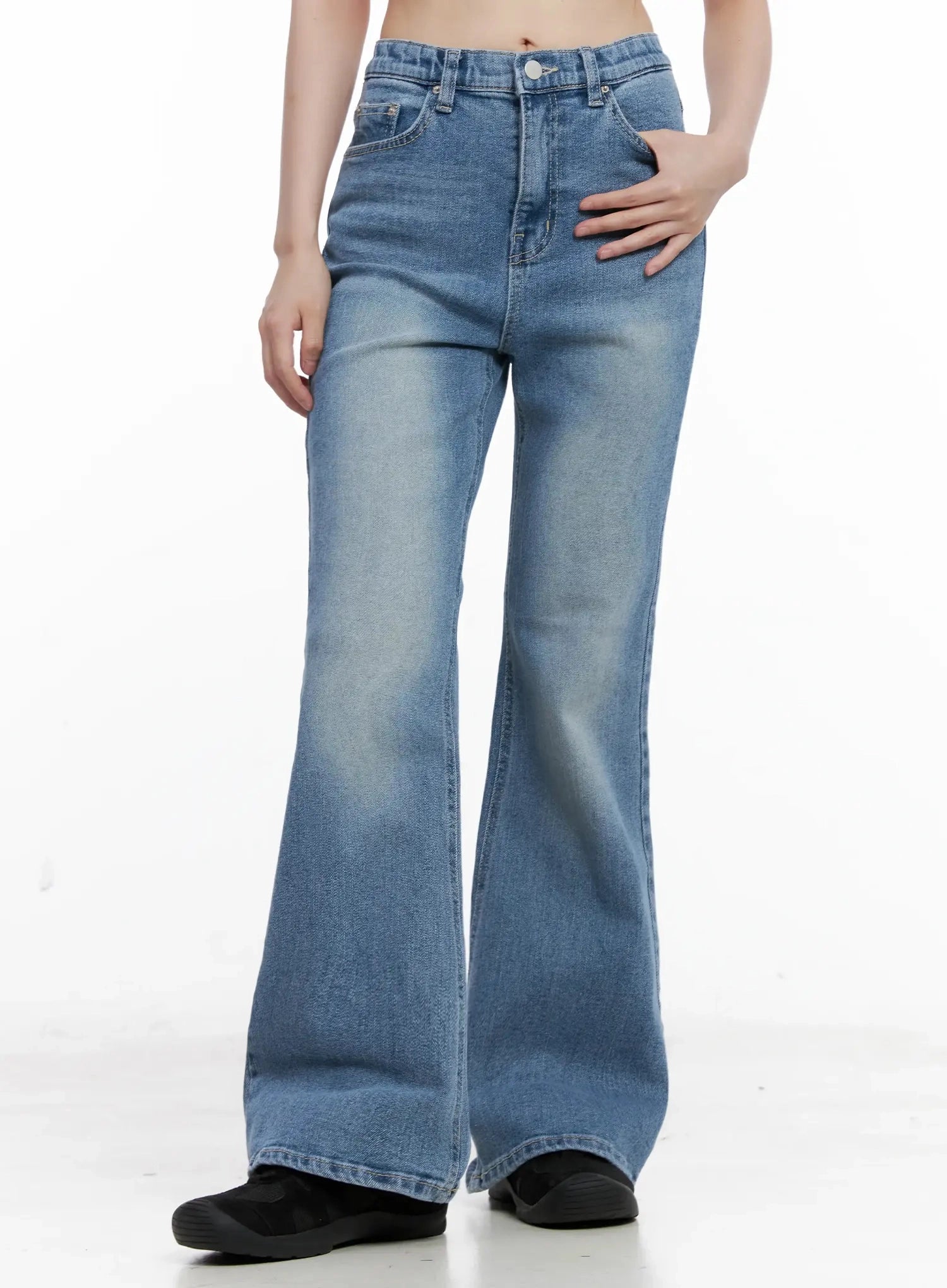 Hikaru High-Waist Flare Jeans IL531 in blue, front mid-shot on model, hand resting on hip, banded high waist with front pockets and washed fading across thighs.