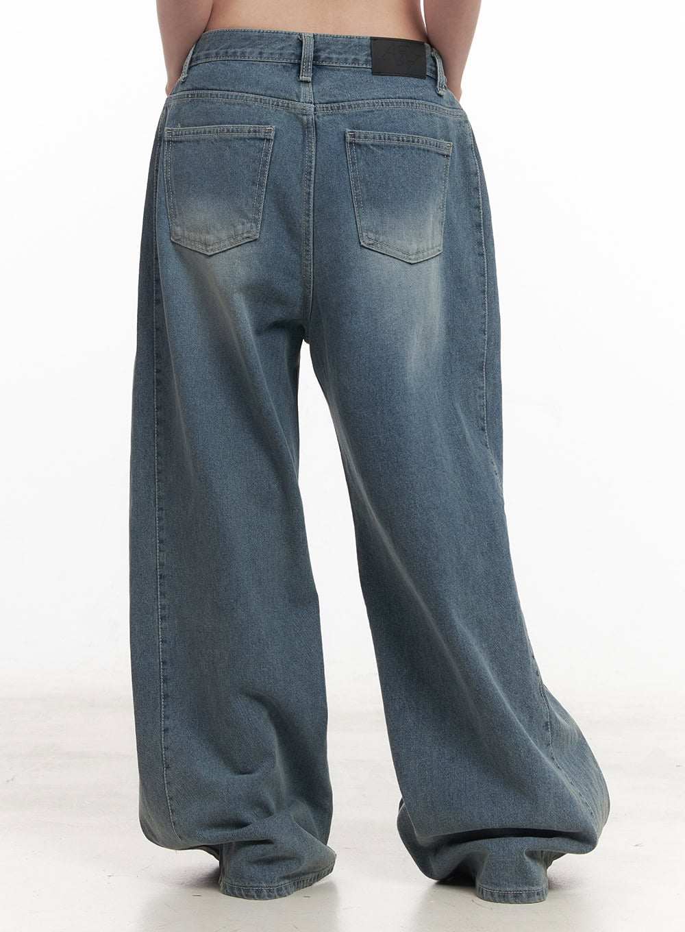 Amber Pintuck Wide-Leg Jeans CM511 in blue, back waist-to-hem close shot on model, dual back pockets, washed denim fade, label patch at waistband, wide leg.