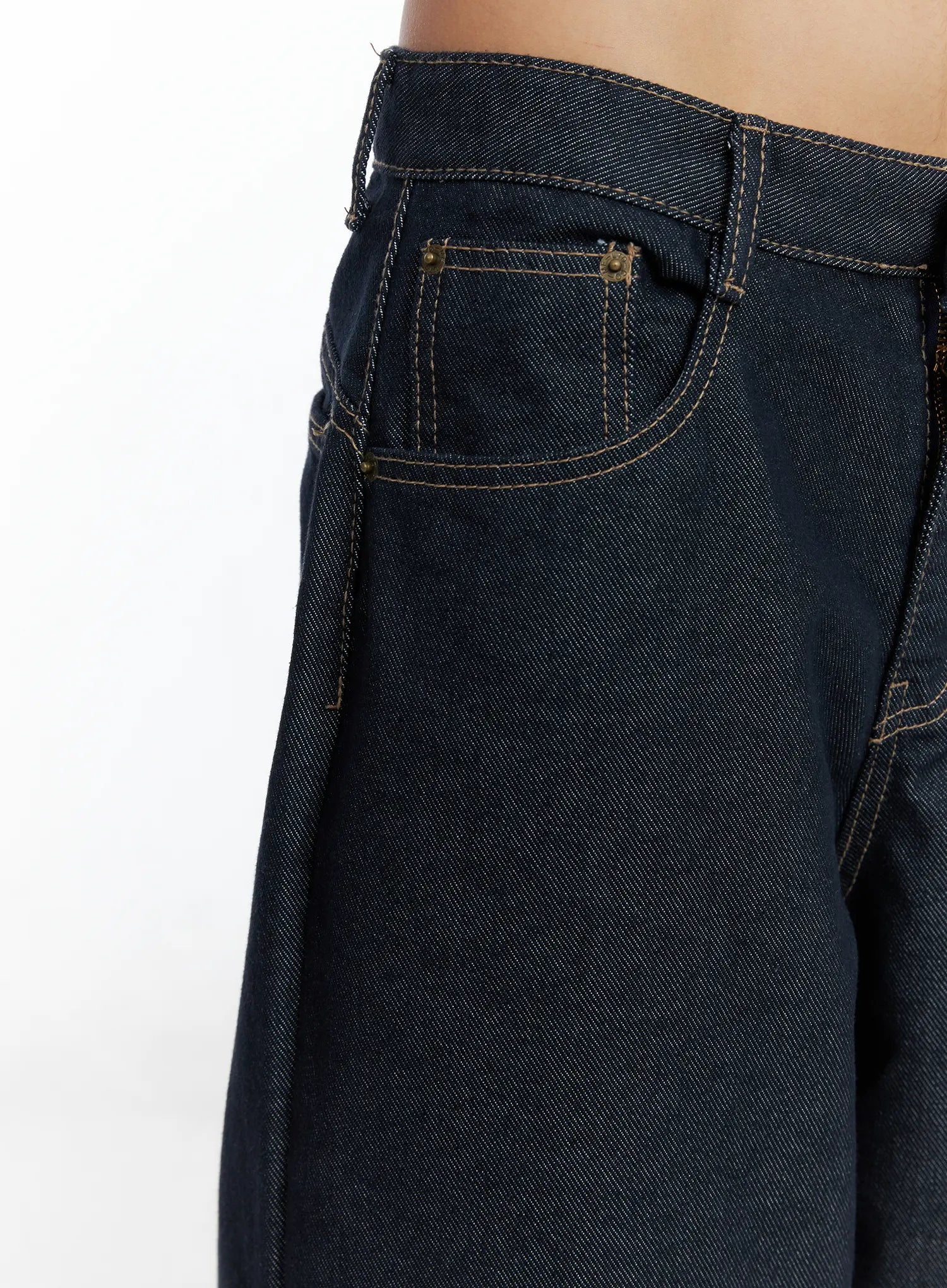 Giada Raw Indigo Wide-Leg Jeans CS505 in dark blue, front pocket close-up detail, coin pocket with gold rivets, contrast topstitching on raw indigo cotton denim.