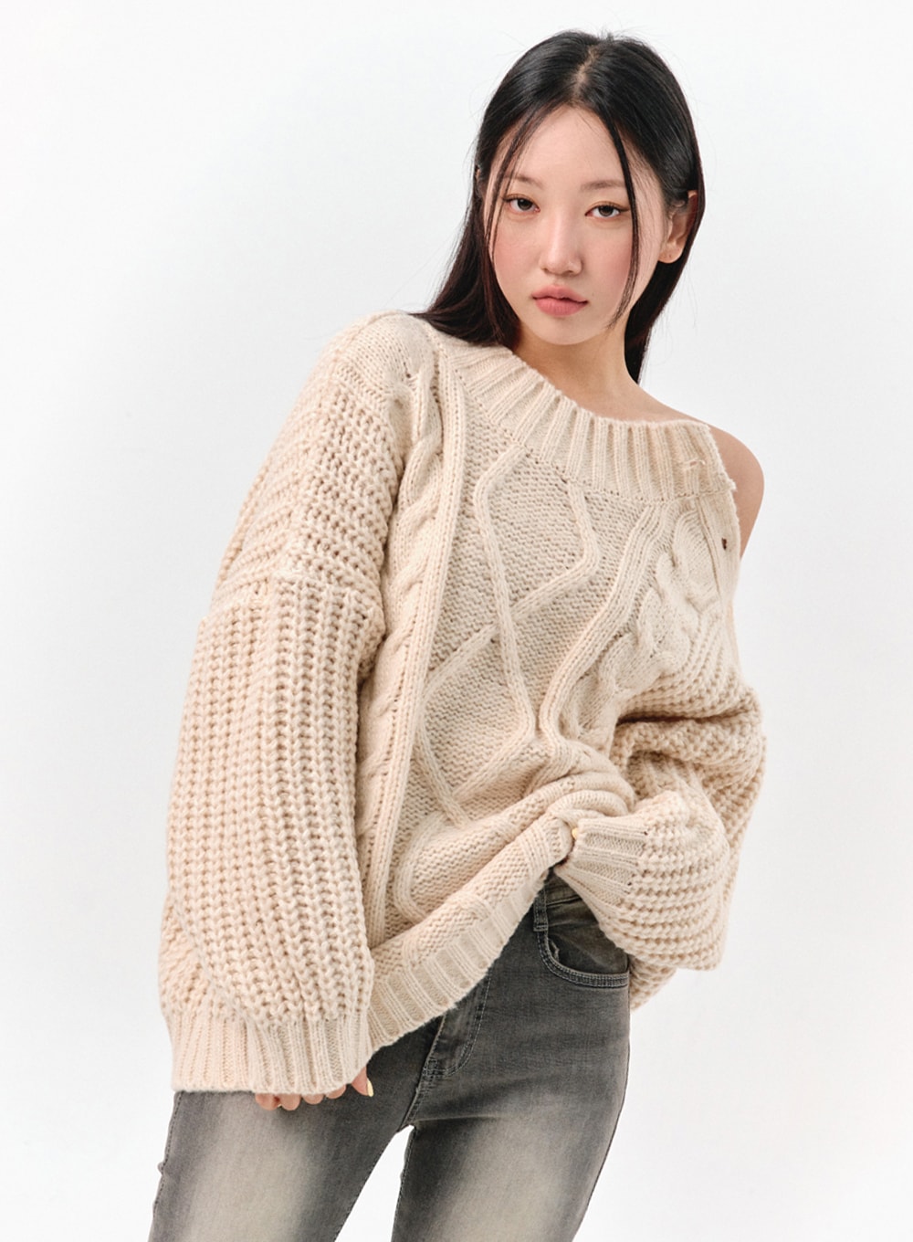 Cable Knit Buttoned Sweater IS301