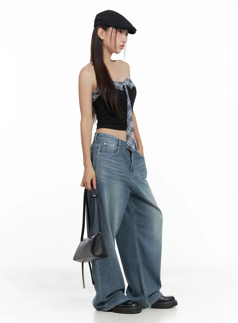 Riwon Retro-Wash Wide Summer Denim Jeans CL508 in blue, three-quarter side editorial view on model, retro-washed wide-leg denim with V-waist cut, styled with leather bag and beret.