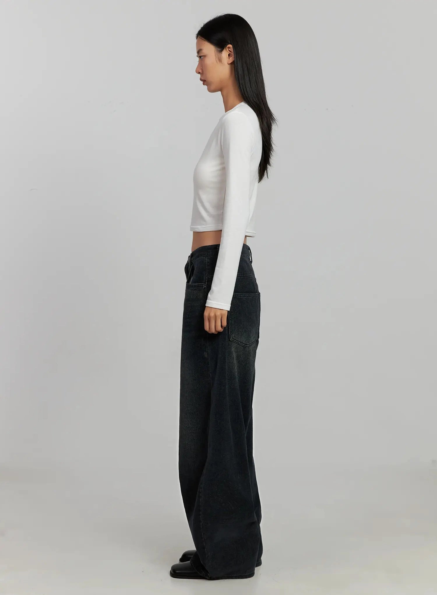 Aubree Washed Wide Jeans IJ502 in dark blue, full-length side profile on model, showcasing long wide-leg silhouette, side seam, and pooling hem at ankle with black mules.