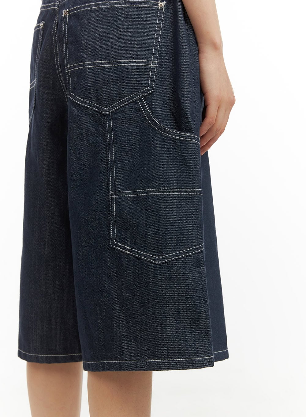 Solid Wide-Leg Bermuda Jorts CY414 in dark blue, close-up side pocket detail on model, showing large utility cargo pocket with contrast white topstitching on dark cotton denim.