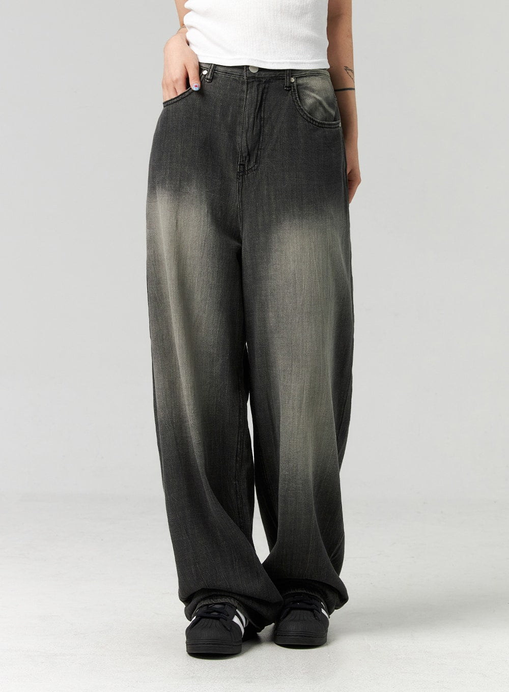 Baggy Jeans CL321 in washed dark grey, front mid-shot from waist to ankle on model, wide-leg washed denim with bold gradient fade, side-pocket detail visible, white top above.