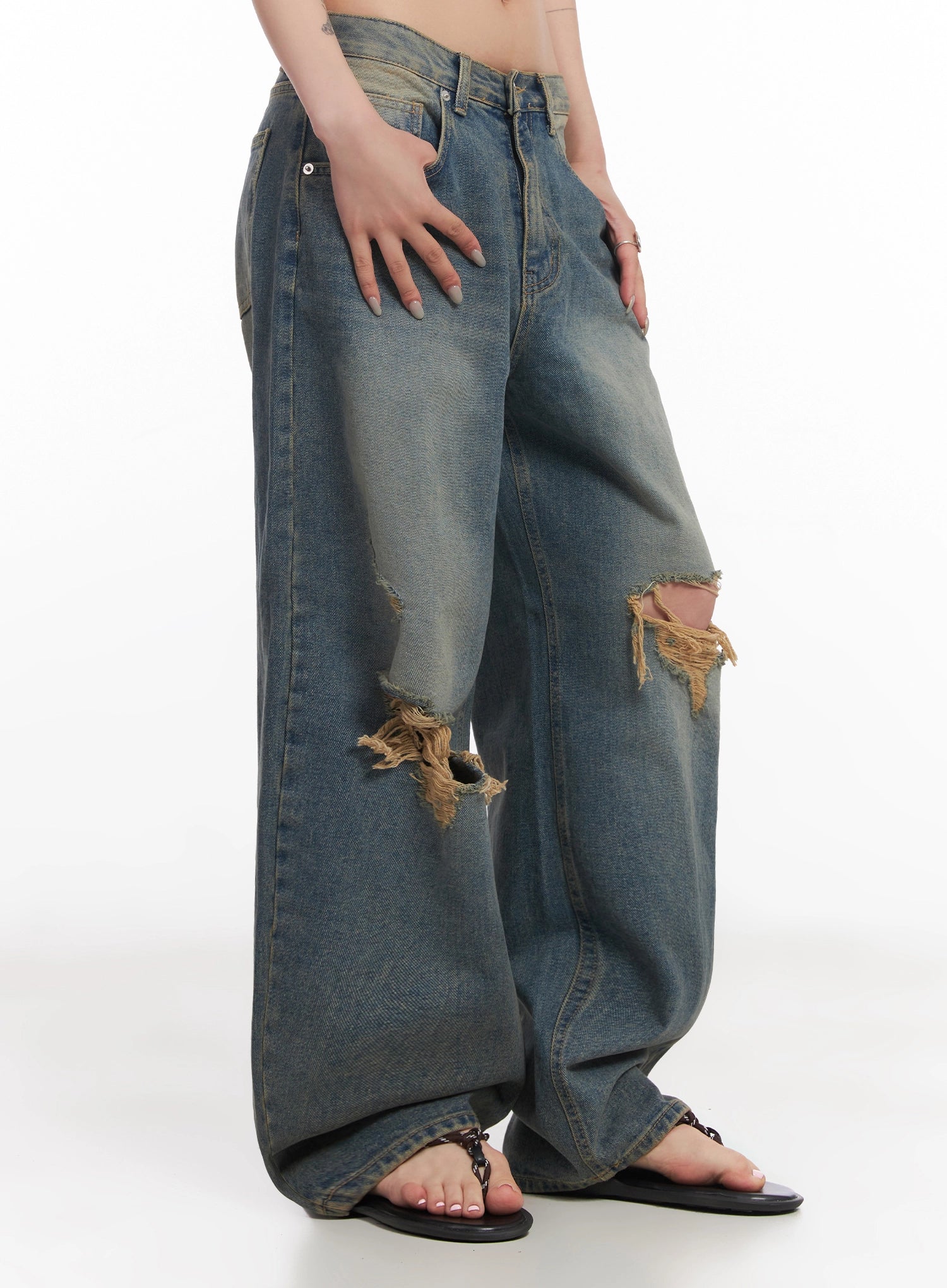 Jeemin Vintage Distressed Wide-Leg Denim Jeans IC503 in washed blue, side close-up on model, showing exaggerated wide leg, side seam, vintage tint wash, and thigh rip with raw frayed threads.