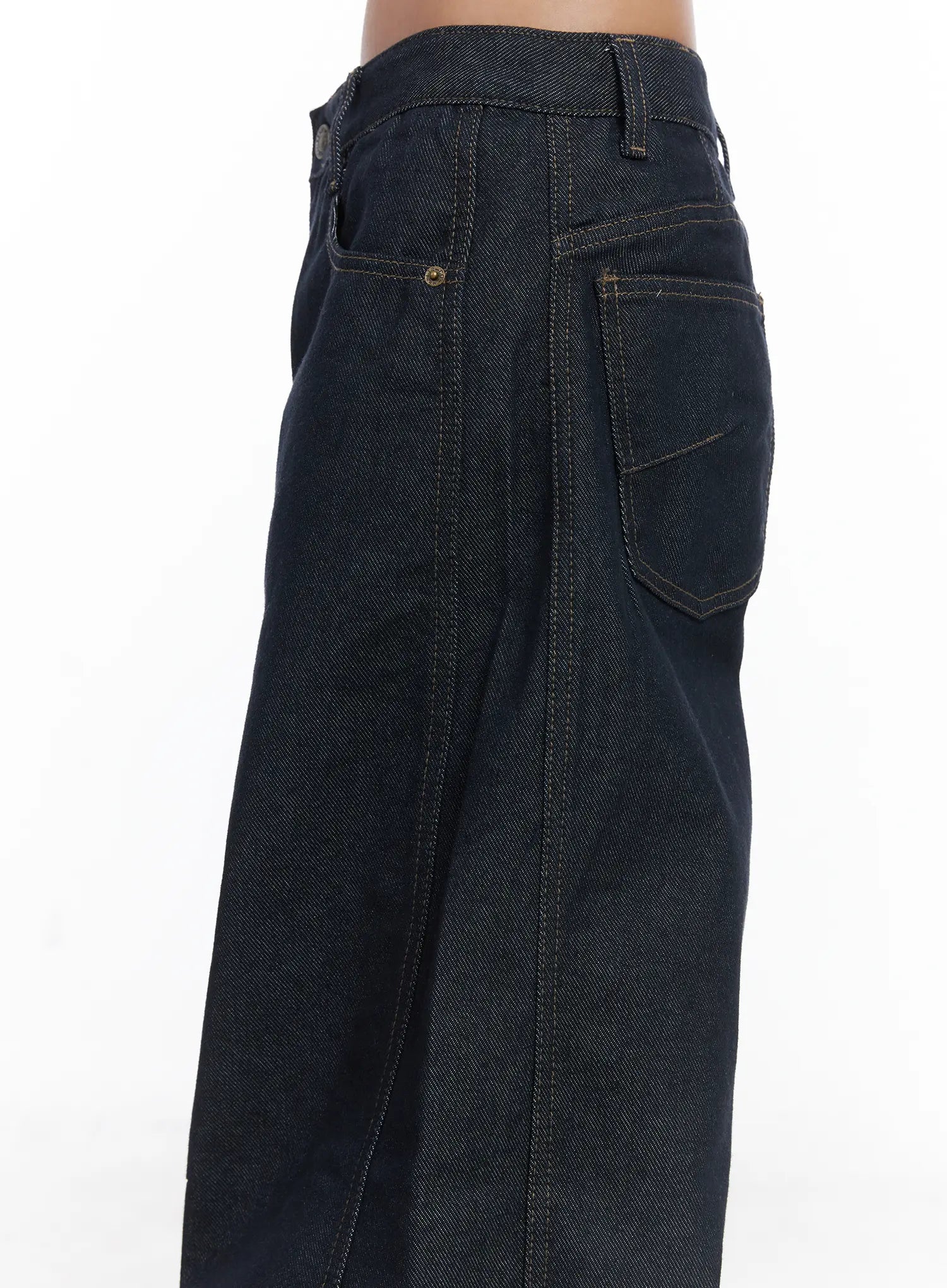 Mingyu Wide Jeans CJ512 in dark blue, angled close-up of side hip area, highlighting front coin pocket with rivet, diagonal pocket stitching, and raw denim twill texture.