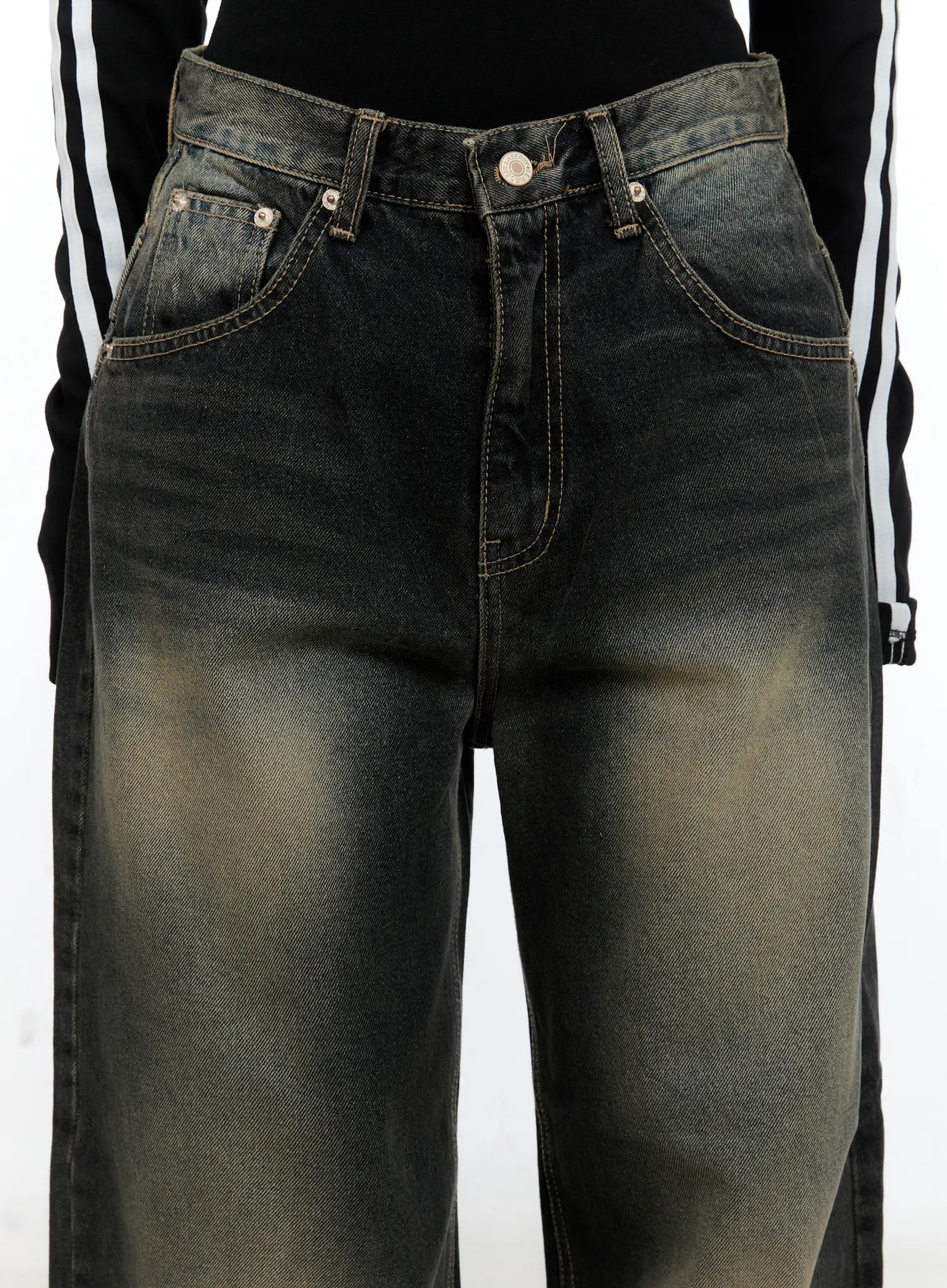 Emerie Washed Wide-Leg Baggy Jeans CS518 in dark blue, front waist close-up on model, showing coin pocket, front pockets with rivet hardware, button fly, and yellow-tinted washed fade detail.